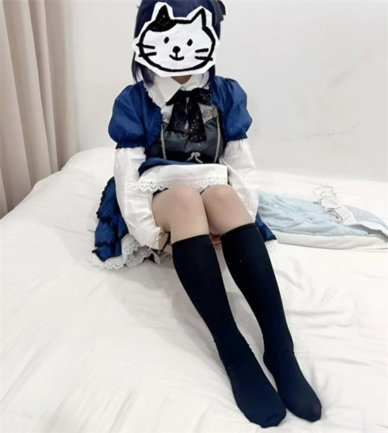 18704
